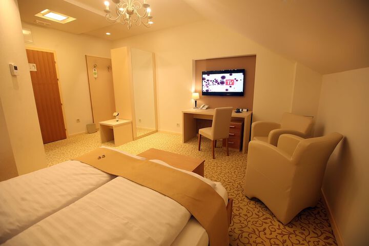 Room 7 of 73