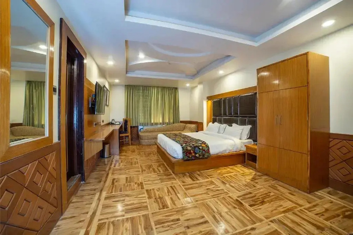 Room 7 of 12