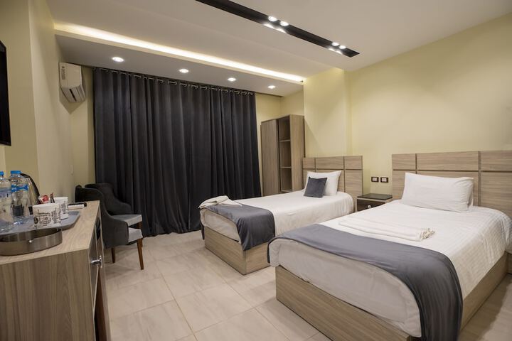 Room 10 of 16