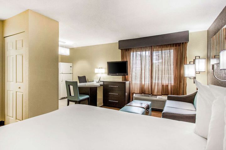 1 Queen Bed Accessible (9 of 13)