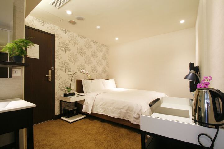 Room 7 of 65