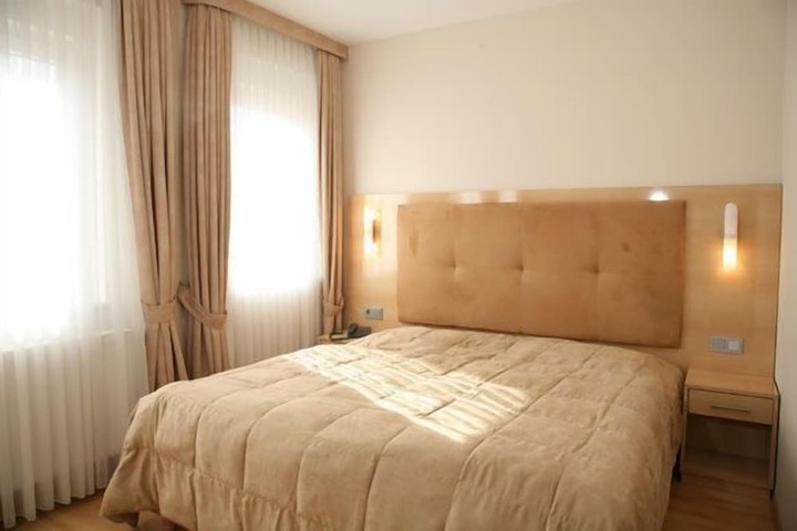 Room 9 of 33