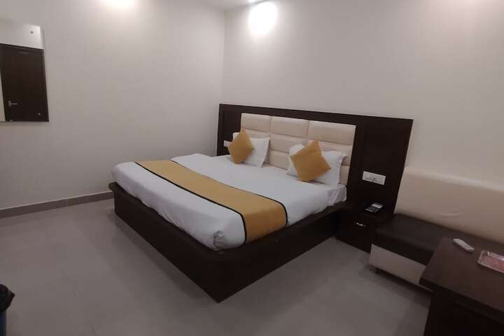 Room 15 of 28