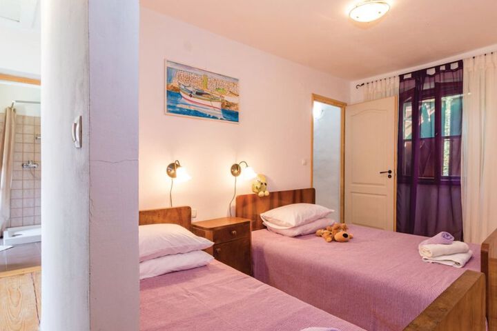 Room 6 of 38