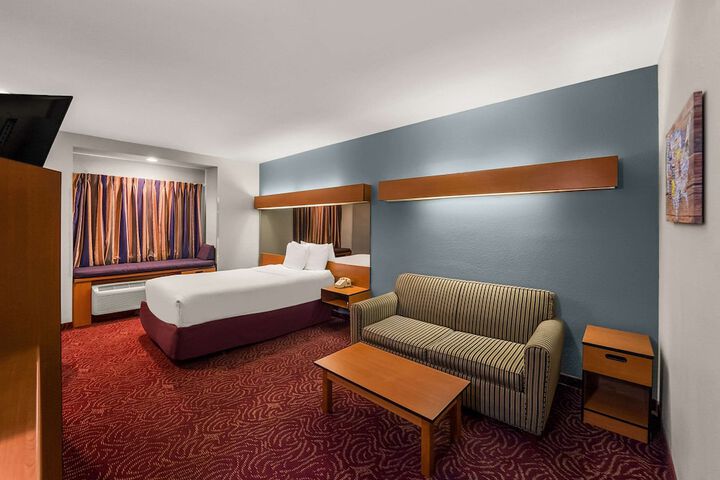 Suite Queen Bed (1 of 5)