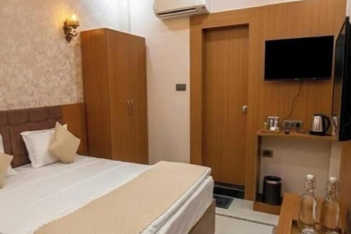 Room 5 of 12