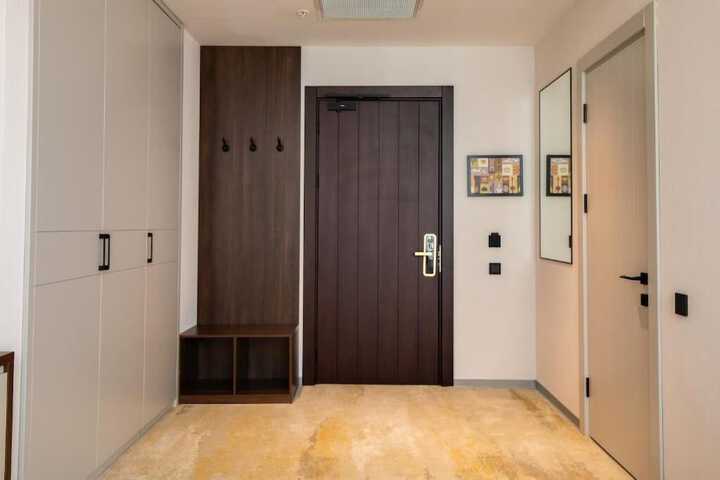 Room 5 of 93