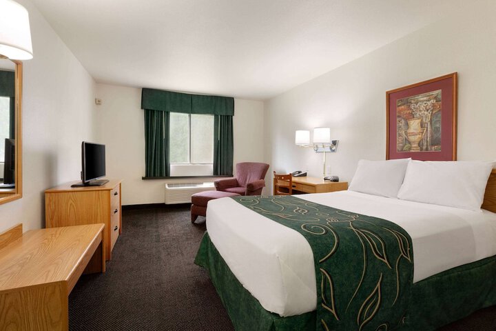 Room 4 of 16
