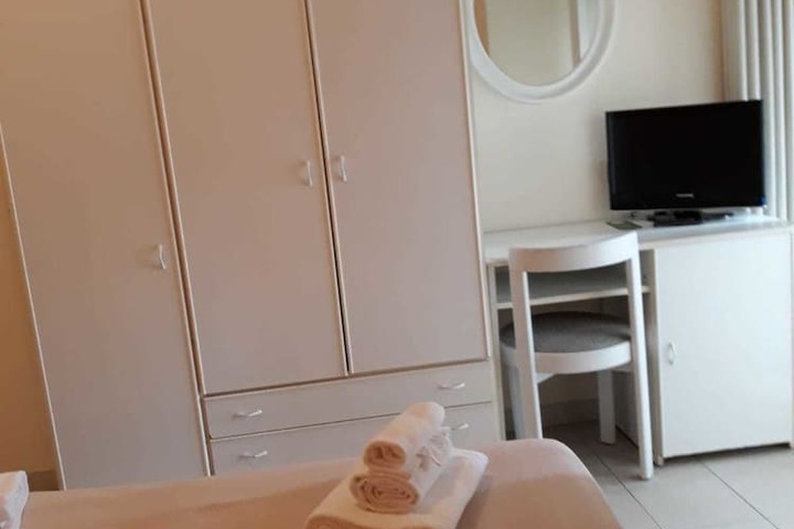 Room 13 of 34