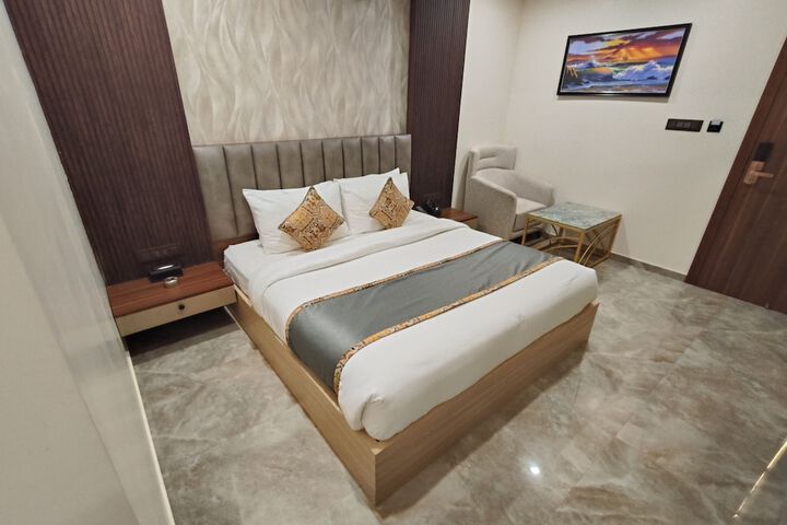 Room 8 of 34