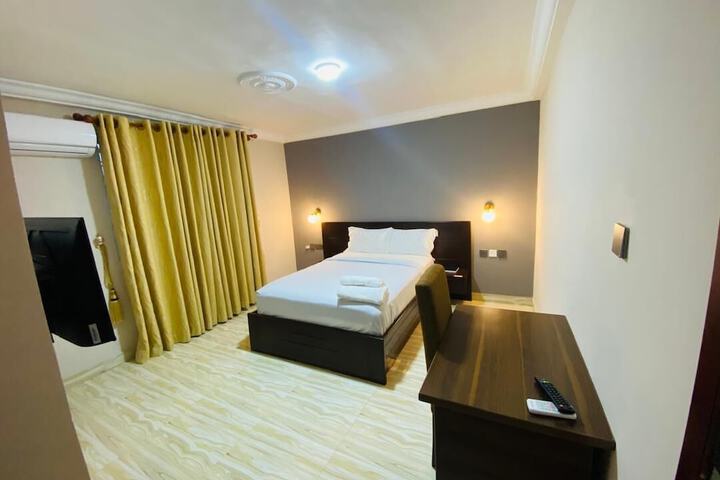 Room 5 of 10