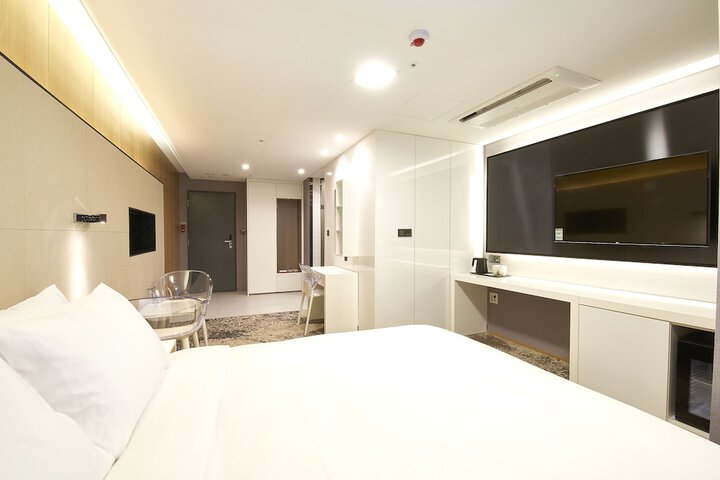 Room 7 of 48