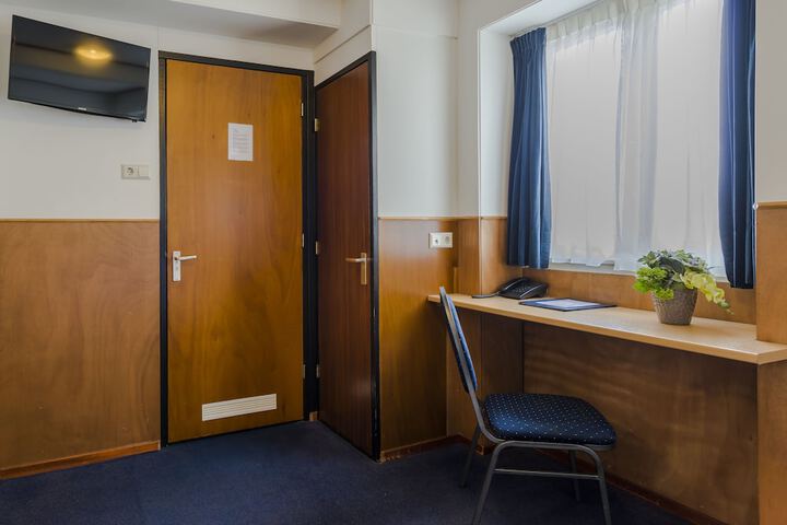 Room 8 of 94