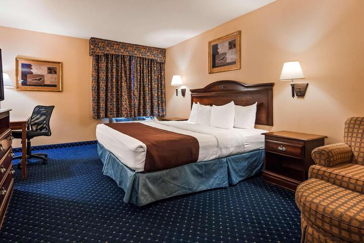 1 King Bed High Speed Internet Accessible Microwave and Refrigerator, Coffee Maker Iron Hairdryer Continental Breakfast (7 of 13)