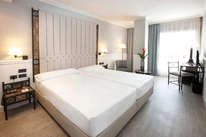 Room 4 of 13