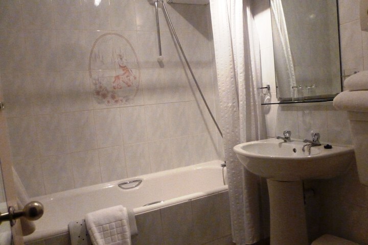Room 32 of 53