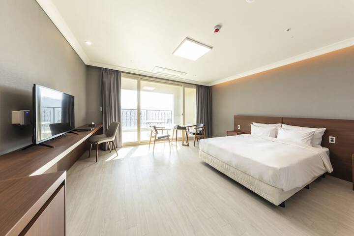 Room 2 of 80