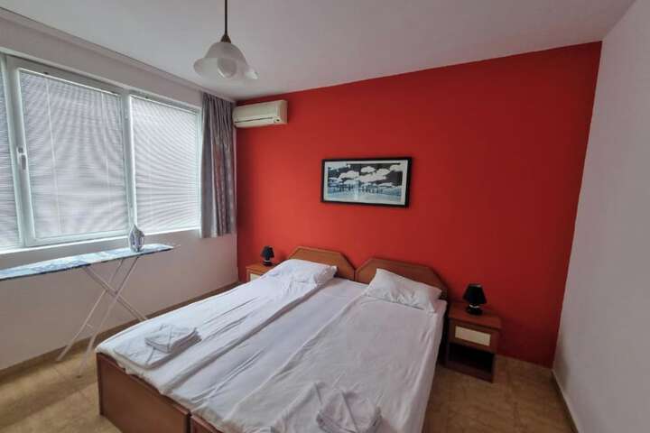 Room 4 of 102