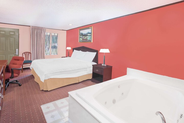 1 King Bed (6 of 10)