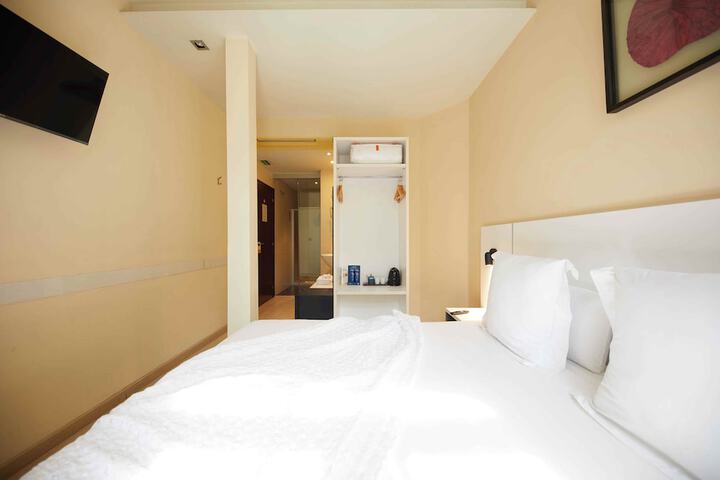 Room 13 of 38