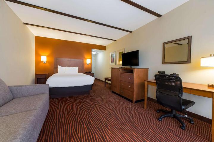 1 Queen Bed Sofa Bed Sitting Area Microwave and Refrigerator High Speed Internet Accessible Full Breakfast (16 of 26)