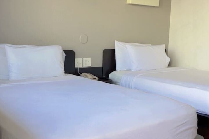 1 Queen Bed (7 of 14)