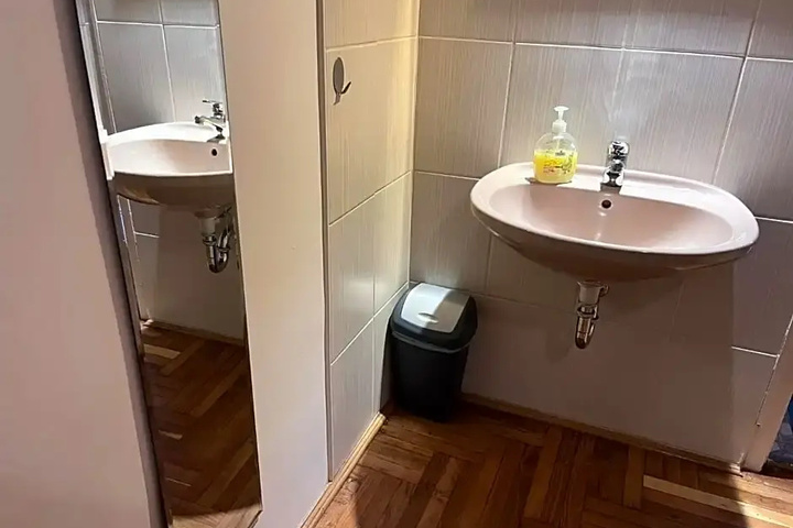 Room 6 of 19