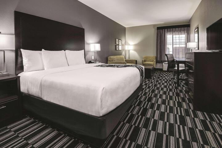 1 King Bed Mobility Hearing Impaired Accessible Room (8 of 10)