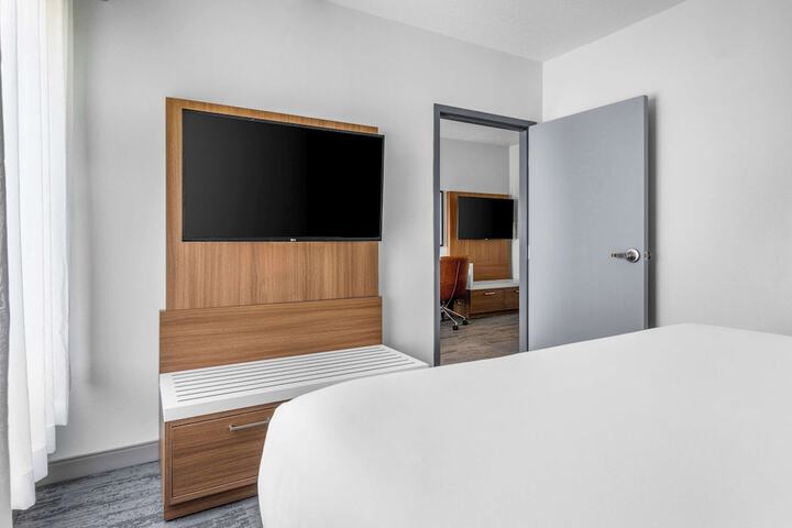 1 King Bed Accessible (13 of 14)