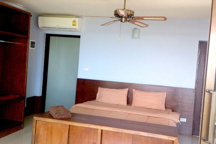 Room 2 of 37