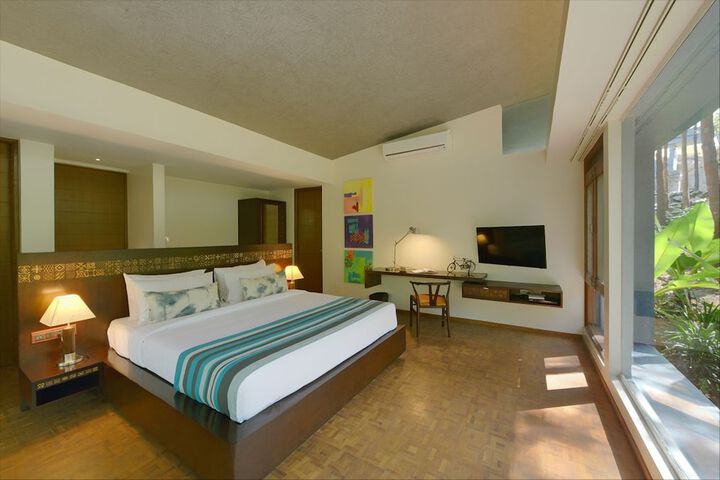 Room 4 of 32