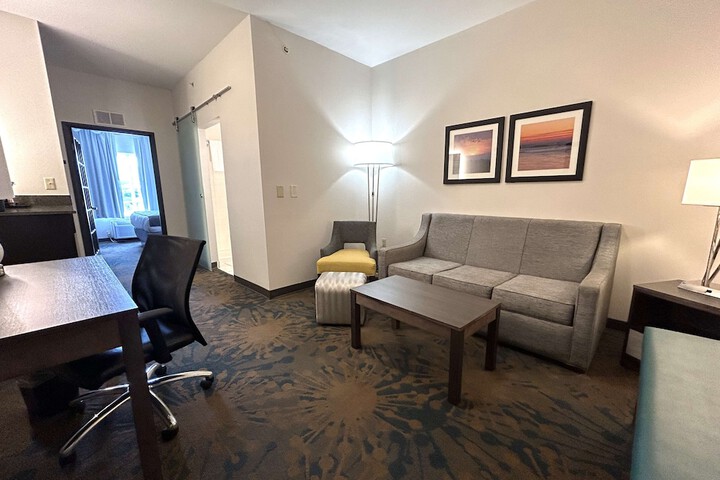1 Queen Bed Microwave, Refrigerator Walk in Shower Full Breakfast (9 of 9)
