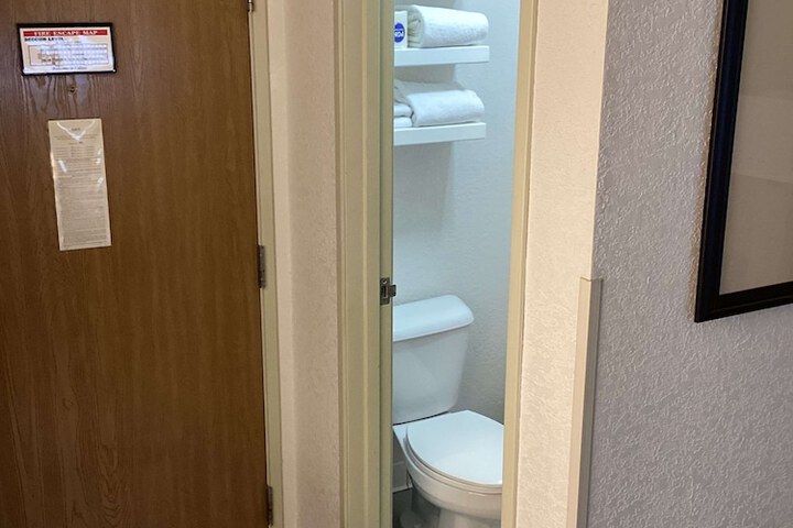 1 King Accessible Bathtb Microfridge Full Breakfast (12 of 28)