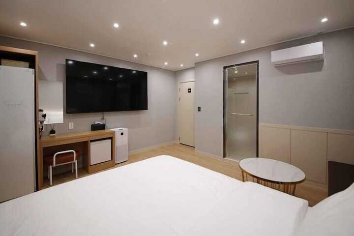 Room 3 of 53