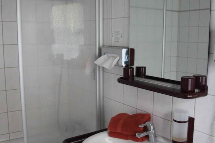 Room 16 of 28