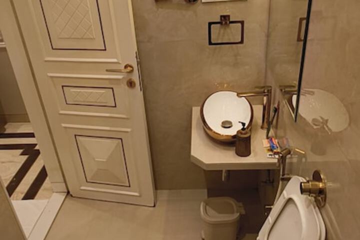 Room 4 of 12