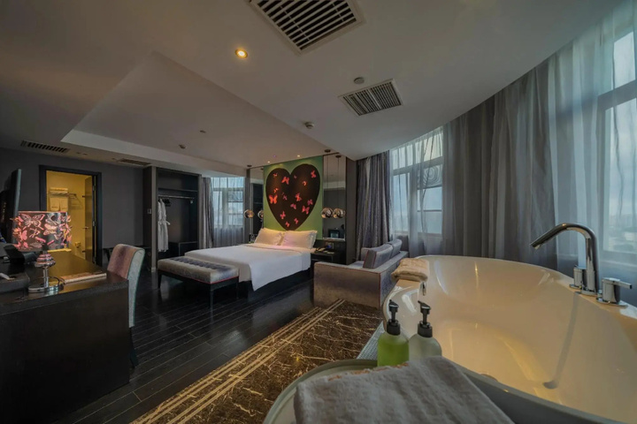 Room 2 of 10