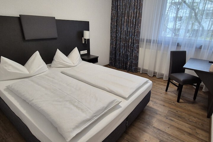 Room 8 of 40