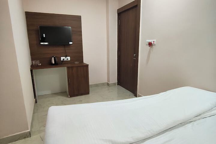 Room 6 of 12