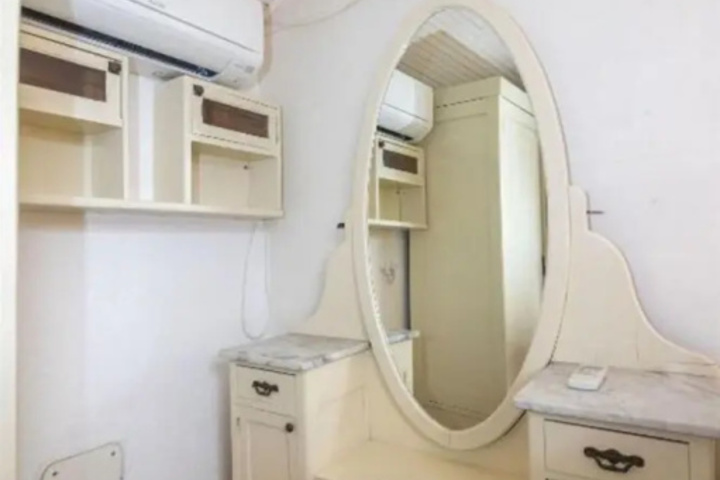 Room 4 of 16