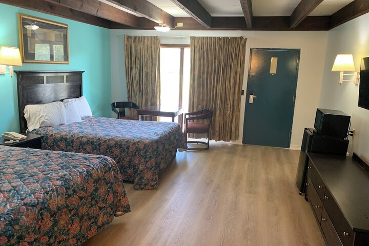 2 Queen Beds (10 of 11)