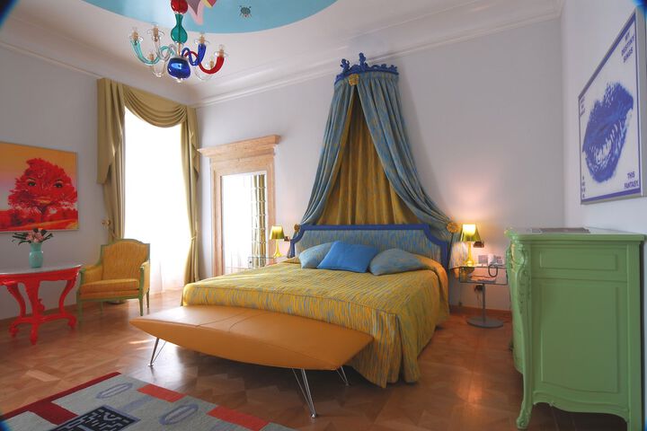 Room 5 of 115
