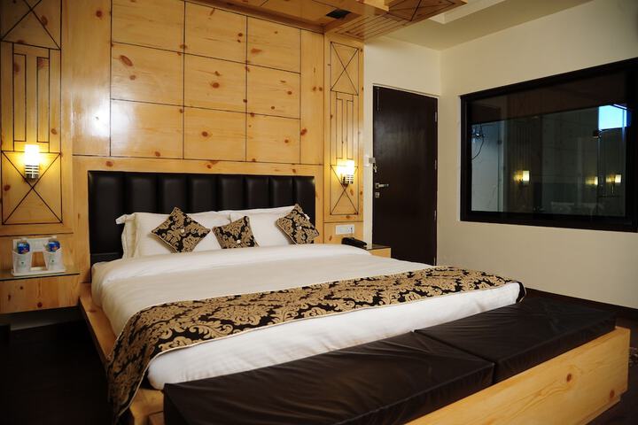 Room 27 of 76