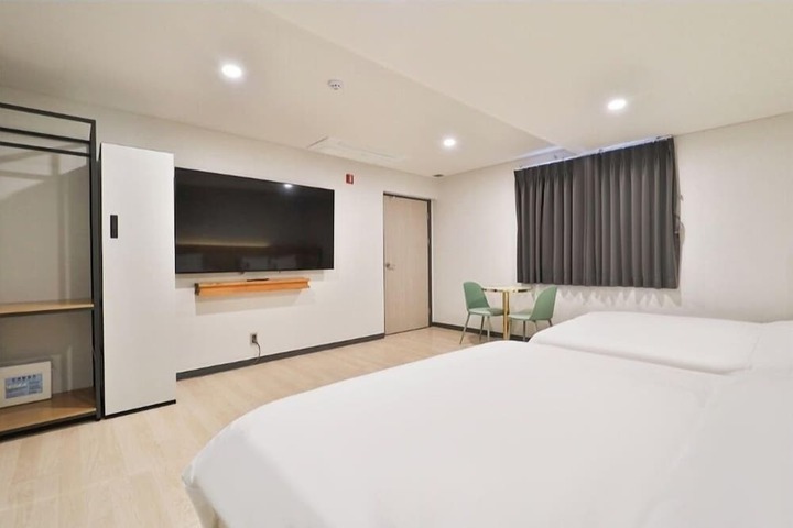 Room 32 of 72