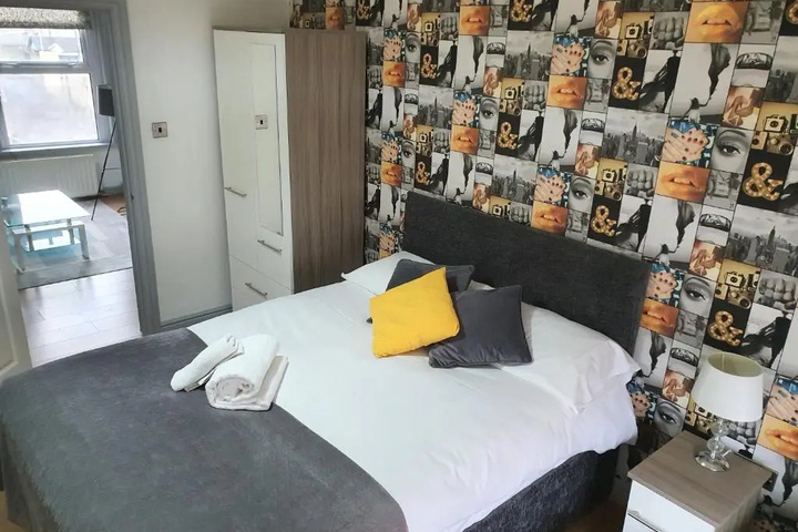 Room 5 of 11