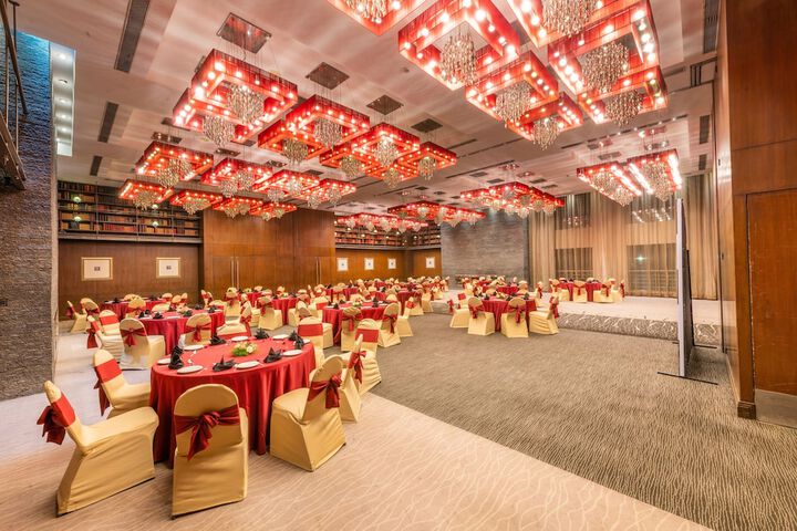 Ballroom/Hall 72 of 77