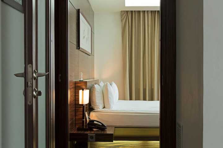 Room 16 of 39