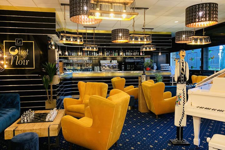 Lounge 67 of 84