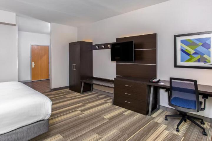 1 King Bed (13 of 14)