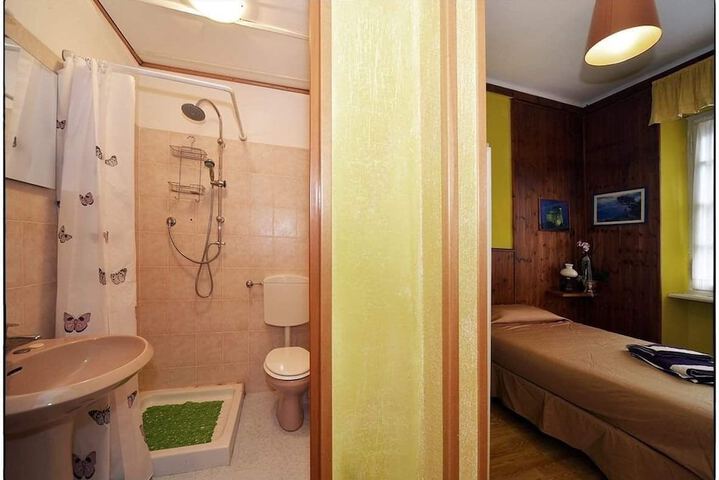 Room 10 of 31